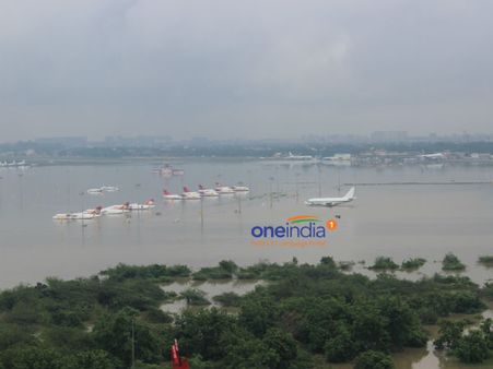 சென்னை விமான நிலையத்தில் வெள்ளம்: ரூ.1000 கோடிக்கு மேல் நஷ்டம் !