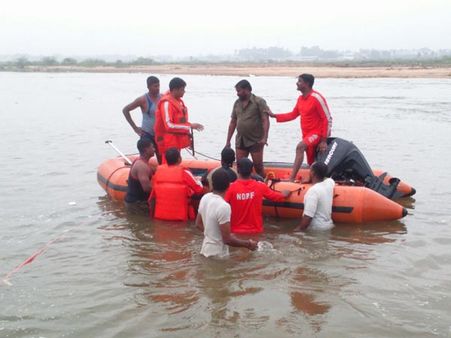 பாலாறு வெள்ள நீரில் மூழ்கி பள்ளி மாணவர்கள் பலி - சடலங்கள் மீட்பு