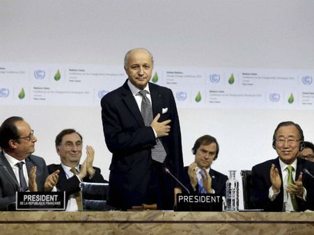 பாரீஸ் மாநாடு: புவி வெப்பமயமாதலை 2 டிகிரிக்குக் கீழே குறைக்க உடன்பாடு: 196 நாடுகள் ஒப்புதல்