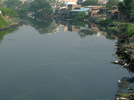 வெள்ளம் வடிந்தது... மீண்டும் கழிவு நீர் கால்வாயாக மாறிய கூவம்