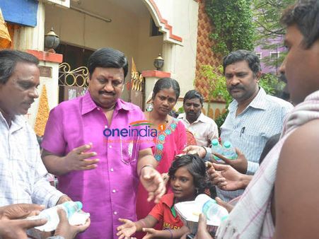 வெள்ளத்தில் பாதிக்கப்பட்ட மக்களுக்கு நிவாரண உதவிகளை வழங்கிய ராமராஜன்