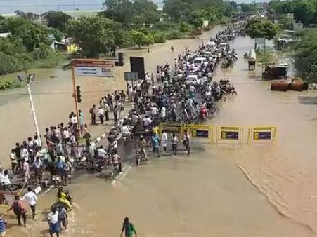 தூத்துக்குடி: தேசிய பேரிடர் மீட்புக்குழுவினர் வருகை- மழை நின்றதால் வெள்ளம் குறைந்தது