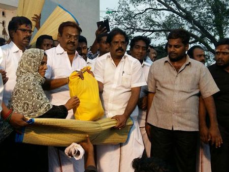 வெள்ள பாதிப்பு: வீட்டு உபயோக பொருட்கள் மீதான மதிப்புக்கூட்டு வரியை ரத்து செய்க- விஜயகாந்த்