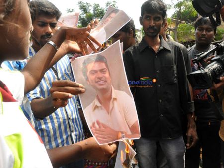 சிம்புவின் உருவப் படங்களை எரித்து மாணவர் சங்கத்தினர் ஆர்ப்பாட்டம்.. கைது செய்யவும் கோரிக்கை