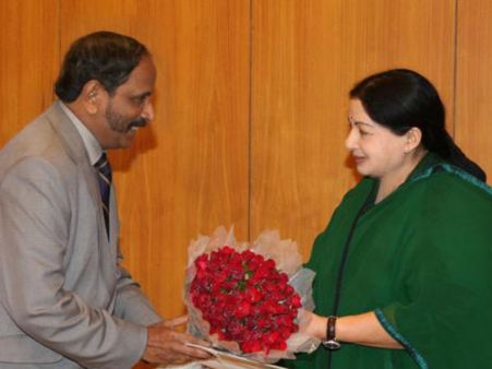 தூக்கி வெளியே போடு.. அப்படியே இழுத்து உள்ளே போடு.. கிறுகிறுக்க வைக்கும் அதிமுக தர்பார்