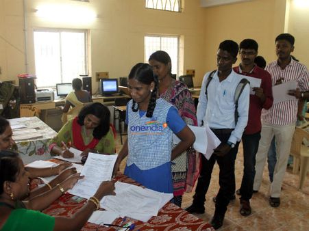 வெள்ளம் பாதித்த பள்ளி மாணவர்களுக்கு மருத்துவ பரிசோதனை, கவுன்சிலிங்... சிறப்பு கையேடு