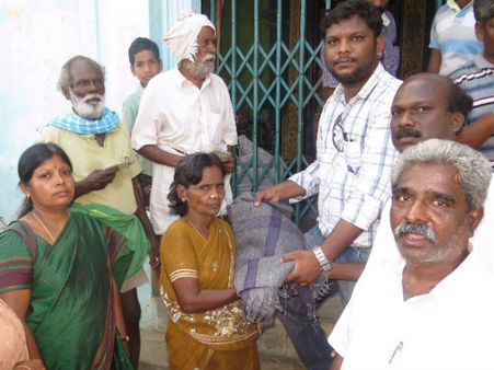 வெள்ளத்தால் தத்தளித்த கடலூர் கிராமத்தில் மருத்துவ முகாம் நடத்திய தன்னார்வலர்கள்