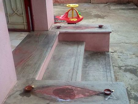 அம்மன் கழுத்திலிருந்து இறங்கிய தாலி... எமனை விரட்ட வீட்டு வாசலில் விளக்கேற்றும் பெண்கள்