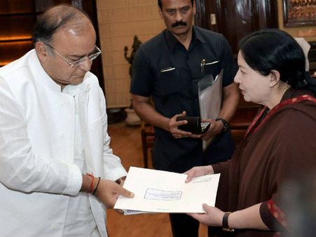 தமிழக வெள்ள நிவாரணத்திற்கு கூடுதலாக ரூ. 2000 கோடி தேவை: ஜேட்லியிடம் ஜெ. வலியுறுத்தல்