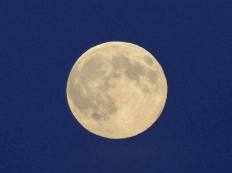 பிரமாண்டமான முழு நிலா... பிரகாசமான நிலா... கிறிஸ்துமஸ் அன்னைக்கு வானத்தைப் பார்க்க மறந்துடாதீங்க!