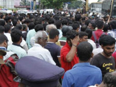 நர்சிங் மாணவி மரணத்தில் மர்மம்: விசாரணை நடத்தக் கோரி ஆட்சியர் அலுவலகம் முன் தர்ணா