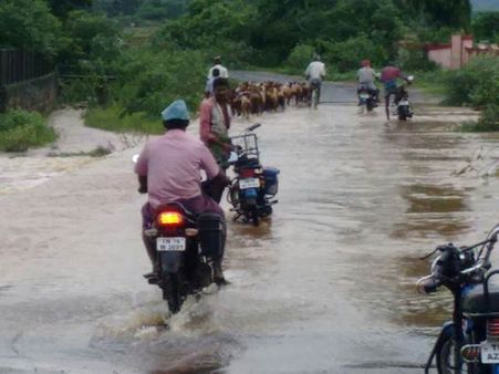 தொடர் மழையால் கந்தலான நெல்லை- தென்காசி சாலை; மக்கள் அவதி