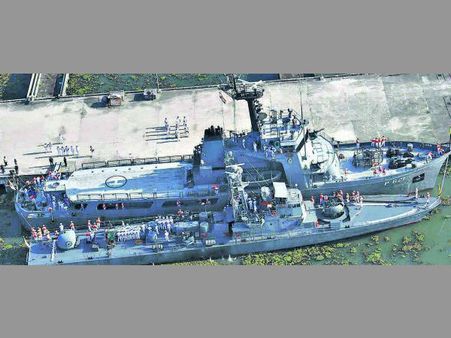 கொச்சி துறைமுகத்தில் இலங்கையின் பிரமாண்ட போர்க்கப்பல்கள் முகாம்!!