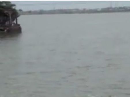 திருநின்றவூர் ஏரியின் மதகுகள் திறப்பு: குடியிருப்பாளர்கள் மகிழ்ச்சி- விவசாயிகள் எதிர்ப்பு