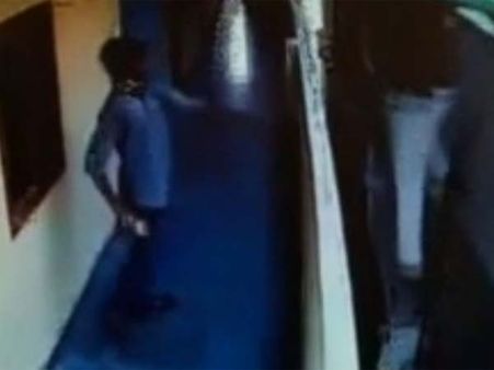 ஸ்டண்ட் செய்யப் போய்.. ஹாஸ்டலின் 3வது மாடியில் இருந்து தவறி விழுந்து என்ஜினியரிங் மாணவர் பலி