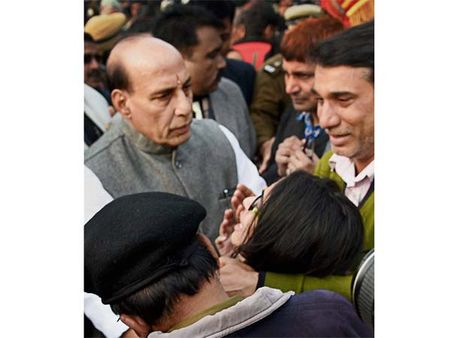 ஏன் விமான விபத்துக்களில் விஐபிக்கள் சாவதில்லை?... ராஜ்நாத் சிங்கை அதிர வைத்த எஸ்ஐ மகள்