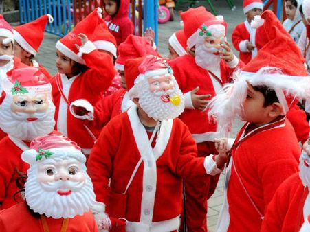 கிறிஸ்துமஸ்: உலகமெங்கும் உற்சாகம்... வெள்ள பாதிப்பால் தமிழகத்தில் களையிழந்த பண்டிகை