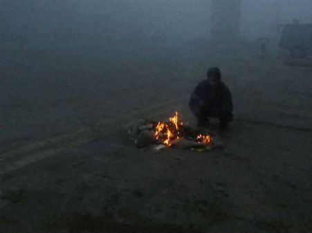 மும்பையை கடந்த 10 ஆண்டுகளில் இல்லாத அளவில் வாட்டி வதைக்கும் குளிர்- தீமூட்டி குளிர் காயும் மக்கள்!