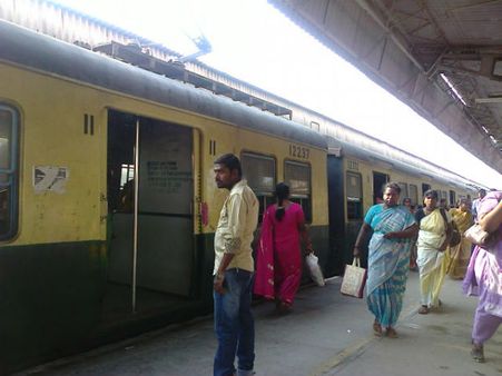 மும்பை மின் ரயில்களில் பயமில்லாமல் பயணிக்க - விதவிதமான ஐடியாக்களுடன் களமிறங்கும் ரயில்வே!