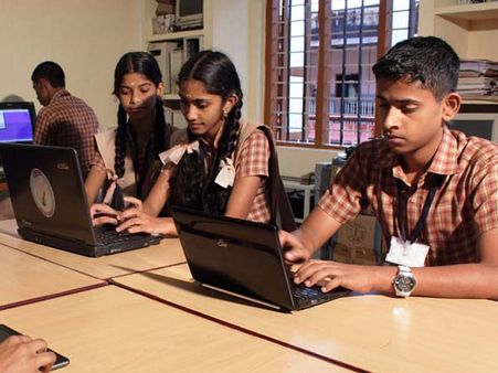 வீழ்த்திய சுனாமியில் விஸ்வரூபமெடுத்த அரசுப் பள்ளி - நாகையில் ஒரு சாதனை ஸ்கூல்!