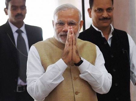 பாகிஸ்தான் பயணத்தின்போது, நவாஸ் ஷெரிப் தாய் காலை தொட்டு ஆசி பெற்ற மோடி