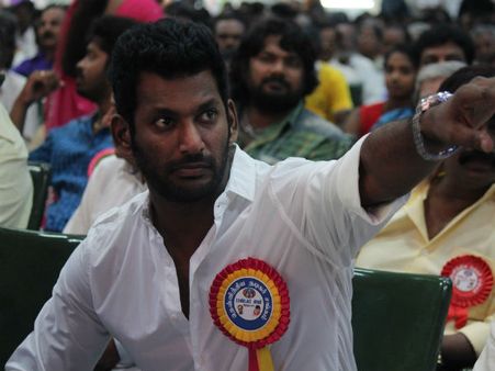 சிம்பு நீக்கம் இல்லை- ராதிகாவுக்கு விளக்கம் கோரி நோட்டீஸ் - நடிகர் சங்கம் அதிரடி