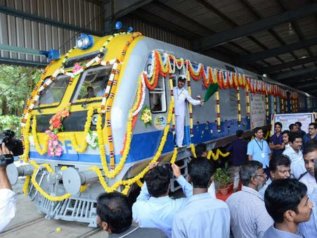 திருப்பதி - சீரடி இடையே நேரடி ரயில் போக்குவரத்தை தொடக்கி வைத்தார் ரயில்வே அமைச்சர் சுரேஷ் பிரபு