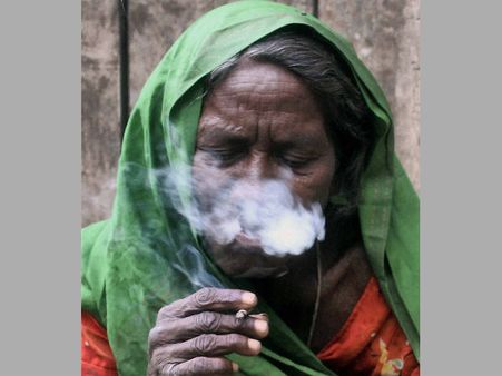 இந்தியாவில் “புகை விடும்” பெண்கள் எண்ணிக்கை அதிகரிப்பாம் - மத்திய அரசின் திடுக் அறிக்கை!