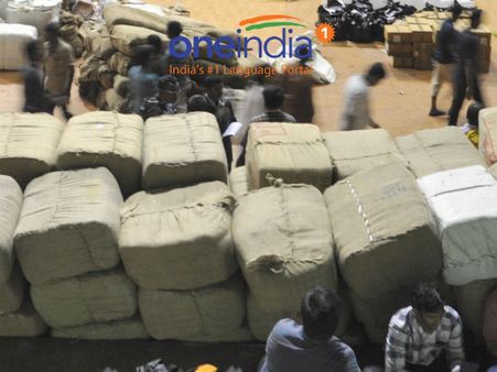 மலேசியாவில் இருந்து வந்து திருச்சி ஏர்போர்ட்டில் முடங்கிக் கிடக்கும் நிவாரணப் பொருட்கள்