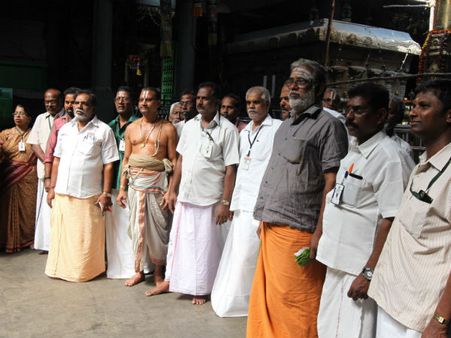 பாரம்பரிய உடைக்கு மாறிய கோவில் பணியாளர்கள்- முதல்கட்டமாக பக்தர்கள் விழிப்புணர்வுக்காம்!