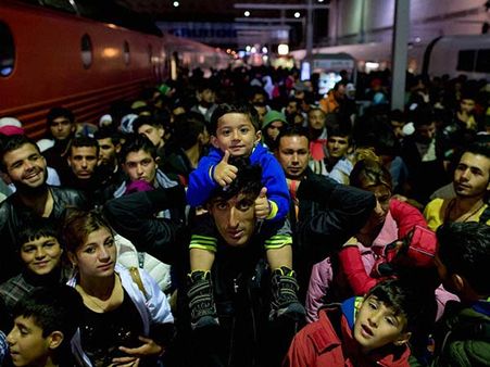 அகதிக்குழந்தைகளுக்கு பாடம் சொல்லிக்கொடுக்க 8,500 ஆசிரியர்கள்.. ஜெர்மனியின் மனித நேயம்