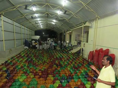 வீட்டை விற்று 2 மாதமாக நிவாரணம் வழங்கி வரும் பண்ருட்டி வேல்முருகன்- தினமும் படையெடுக்கும் பொதுமக்கள்