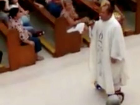 கிறிஸ்துமஸ் பிரார்த்தனையின் போது ‘ஹோவர்போர்டை’ப் பயன்படுத்திய பாதிரியார் சஸ்பெண்ட்