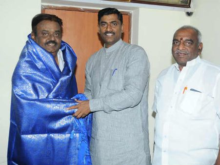 விஜயகாந்த்துடன் பாஜக மேலிட பொறுப்பாளர் முரளிதர் ராவ் திடீர் சந்திப்பு- கூட்டணியில் இணைய அழைப்பு!!