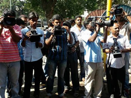 பத்திரிகையாளர்கள் மீது தேமுதிக குண்டர்கள் வெறித் தாக்குதல்-எம்.எல்.ஏ பார்த்தசாரதி உள்பட 18 பேர் கைது