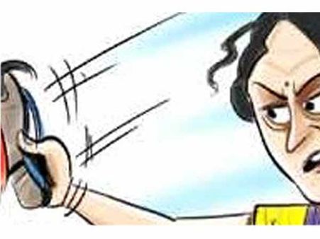 பெண்ணை பலாத்காரம் செய்தவருக்கு 5 செருப்படி: பஞ்சாயத்தார் தண்டனை கொடுத்திட்டாங்களாமாம்!