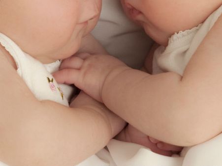 இரட்டையர்கள்தான்... ஆனால், பிறந்தது வெவ்வேறு ஆண்டுகளில்... குழப்புதா.. நியூசைப் படிங்க புரியும்!