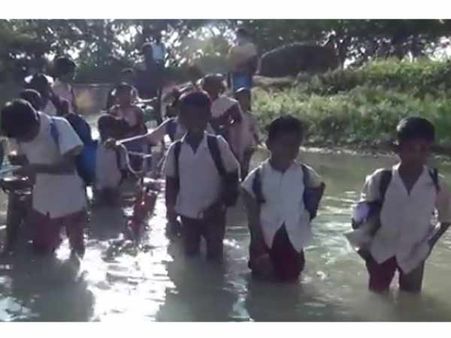 ”இடுப்பளவு தண்ணீரைக் கடந்தாத்தான் எங்களுக்கு படிப்பு”- தவிக்கும் திருப்புவனம் மாணவர்கள்