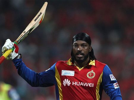 பேட்டி எடுத்த பெண் டிவி தொகுப்பாளரை 'தண்ணி' அடிக்க அழைத்து சர்ச்சையில் சிக்கிய கெயில் !