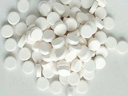 எரிந்த நிலையில் ரோட்டில் கிடந்த ”எக்ஸ்பையர்டு” மருந்துகள் குவியல்- மக்கள் அதிர்ச்சி