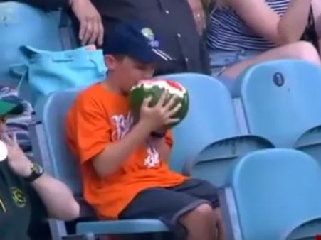 ஸ்டேடியத்தில் உட்கார்ந்து முழு தர்பூசணியை அப்படியே சாப்பிடும் 10 வயது பையன்..!