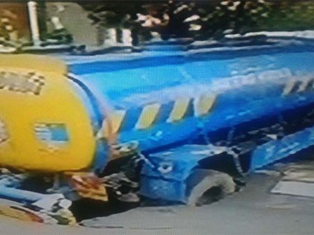 சென்னை தி.நகரில் 7 அடி ஆழத்துக்கு சாலையில் திடீர் பள்ளம்.. சிக்கிய தண்ணீர் லாரி