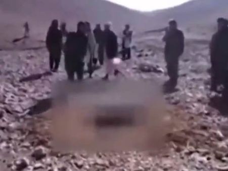 ஏமனில் கள்ளத்தொடர்பு வைத்த பெண் கழுத்தளவு மண்ணில் புதைக்கப்பட்டு அடித்துக் கொலை: வீடியோ இதோ