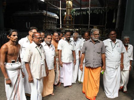 கோவில்களில் ஆபாச ஆடை கட்டுப்பாடும்... இந்து சமய அறநிலையத்துறை செயலாளரின் இடமாற்றமும்!!