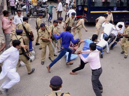 உள்ளாட்சி தேர்தல் தோல்வி எதிரொலி: படேல் சமூகத்தினர் மீதான வழக்குகளை வாபஸ் பெறும் குஜராத் அரசு!!