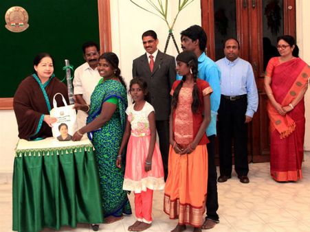 பொங்கல் பரிசு திட்டத்தை தொடங்கி வைத்த ஜெயலலிதா: ரேசன் கடையில் இலவச வேட்டி சேலை விநியோகம்