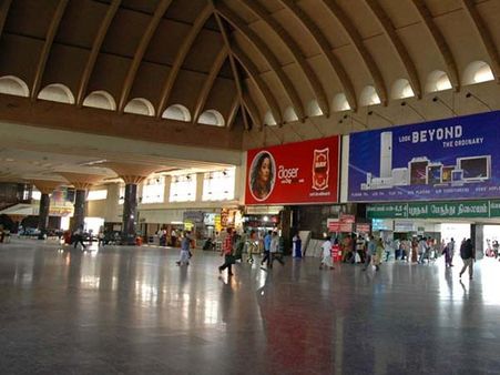 அரசு பேருந்து கண்டக்டர்கள் பேருந்து நிலையத்தில் கட்டி புரண்டு சண்டை