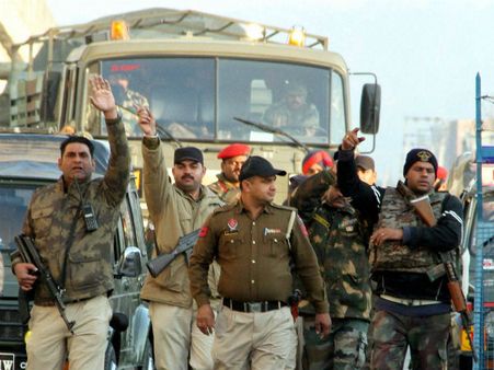 தீவிரவாதிகளுக்கு பதன்கோட் விமானப்படை தளத்தில் உள்ள யாராவது உதவி செய்தார்களா?