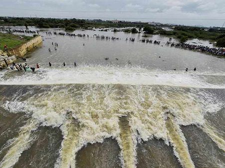 செம்பரம்பாக்கம் ஏரி திறப்பு: பொதுப்பணித்துறை அதிகாரிகள் மீது கிரிமினல் வழக்கு பதிய ஹைகோர்ட்டில் மனு