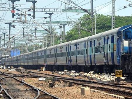 ராமேஸ்வரம் - திருச்சி பயணிகள் ரயில் என்ஜினில் தீ விபத்து !